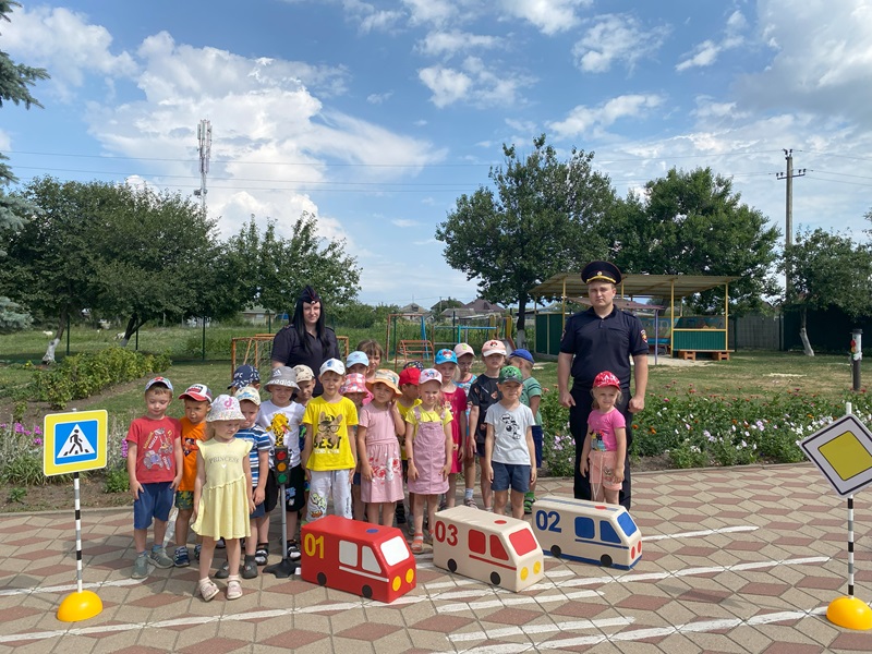 В Ивнянском районе полицейские в рамках акции «Безопасность детства» провели занятия в дошкольных учреждениях.