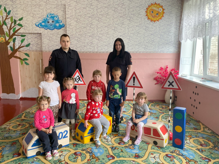 В Ивнянском районе полицейские провели с дошкольниками профилактическую беседу по правилам личной безопасности.