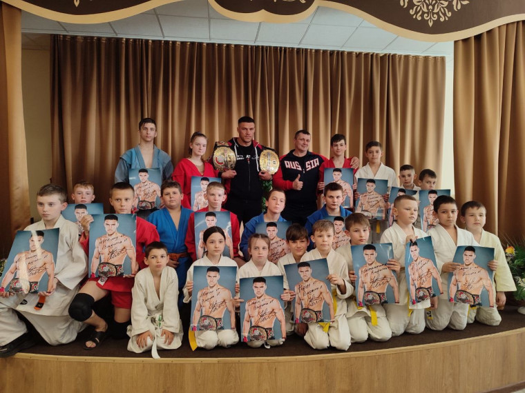 Вадим Немков встретился с участниками военно-патриотических клубов, дзюдоистами и борцами Ивнянского района.
